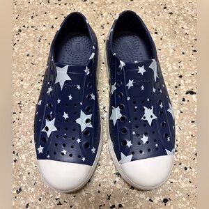 Native Jefferson Shoes Unisex Kids Water Shoes in Navy with Star Design